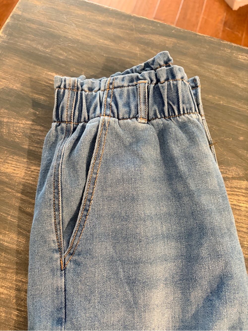 AE Light Blue Hi-Waisted Elastic Straight Leg Jeans. Size 8. - Picture 2 of 10